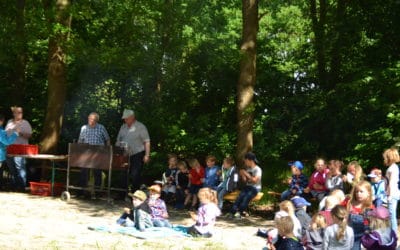 Bürgermeister grillt für Kindergartenkinder