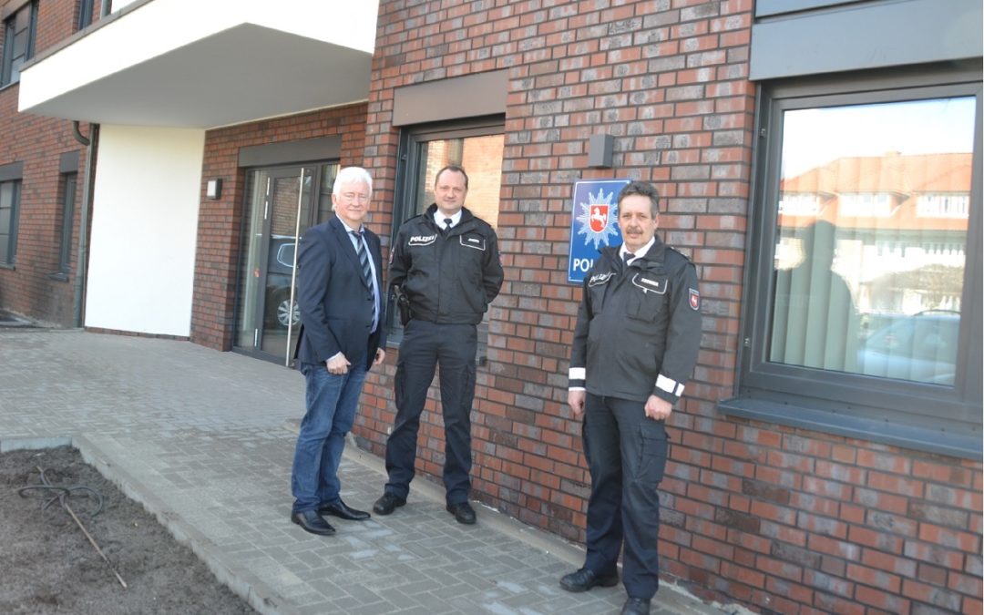 Samtgemeindebürgermeister begrüßt zum Einzug die Polizei im Rathaus Esterwegen
